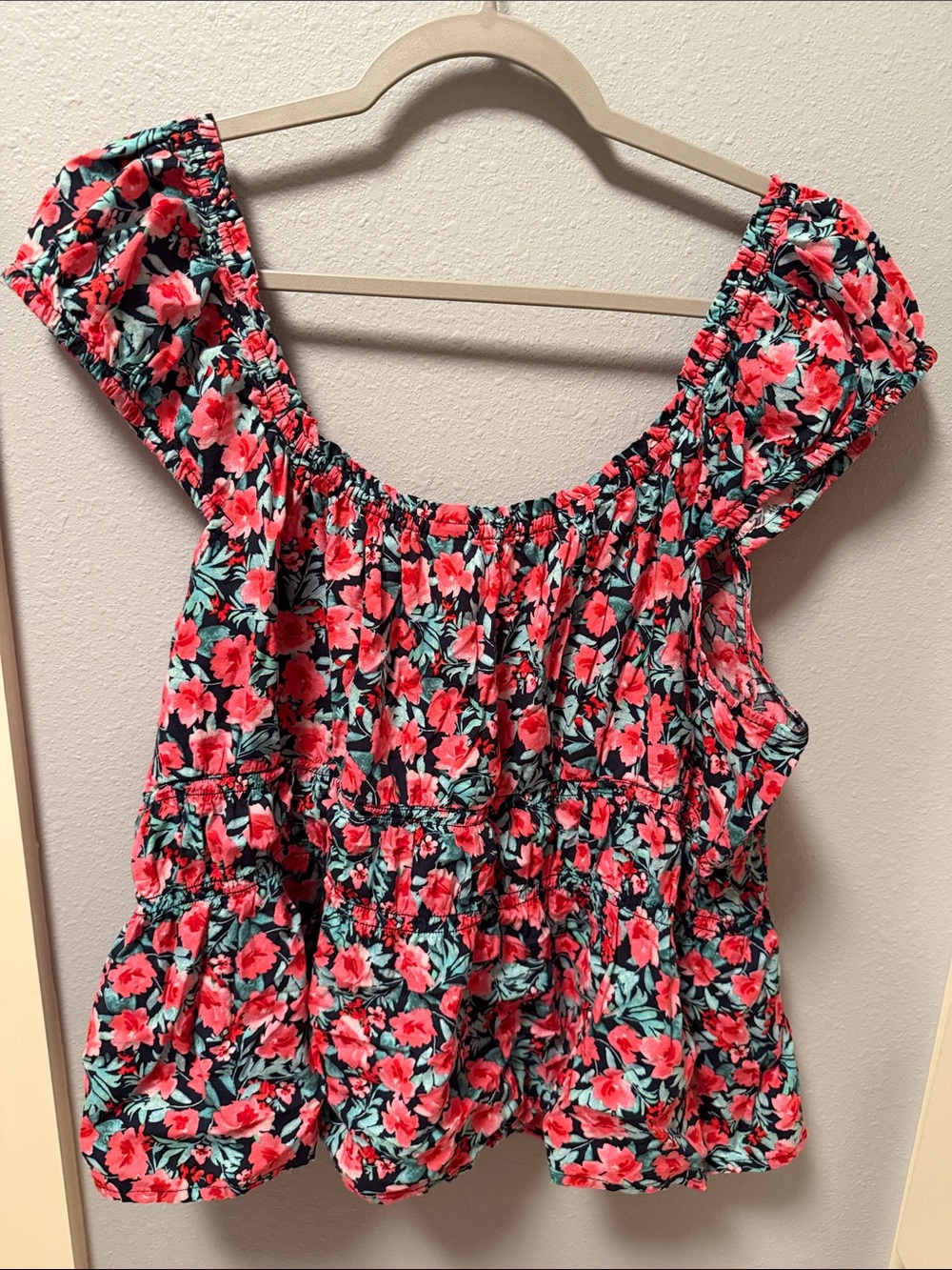 Old Navy Coral Floral Smocked Crop Top - Picture 2 of 2